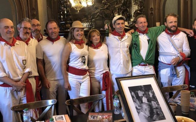 Escritores y organizadores reunidos en el Nuevo Casino celebrando el centenario de la visita de Hemingway a Pamplona. Escritores y organizadores reunidos en el Nuevo Casino celebrando el centenario de la visita de Hemingway a Pamplona.