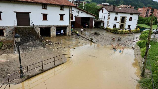[Fotos] Las intensas lluvias provocan inundaciones Lazkao