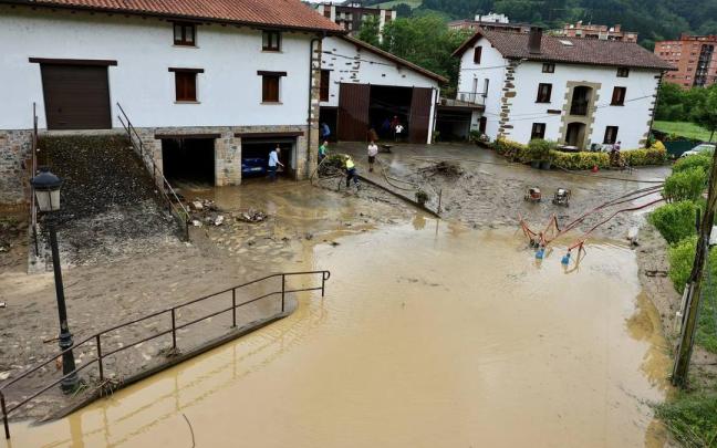 [Fotos] Las intensas lluvias provocan inundaciones Lazkao