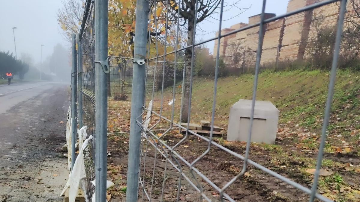 Vallado de la zona donde se instalará la báscula para camiones en el polígono de Murga