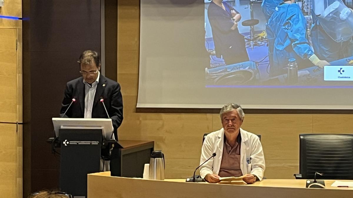 El consejero de Salud del Gobierno Vasco, Alberto Martínez y el urólogo Jorge García Olaverri en la presentación de este hito.
