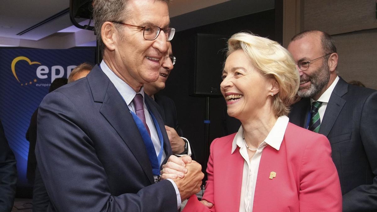 Alberto Núñez Feijóo, ayer en Bruselas junto a la presidenta de la Comisión Europea, Ursula Von der Leyen, en la Cumbre del PP Europeo.