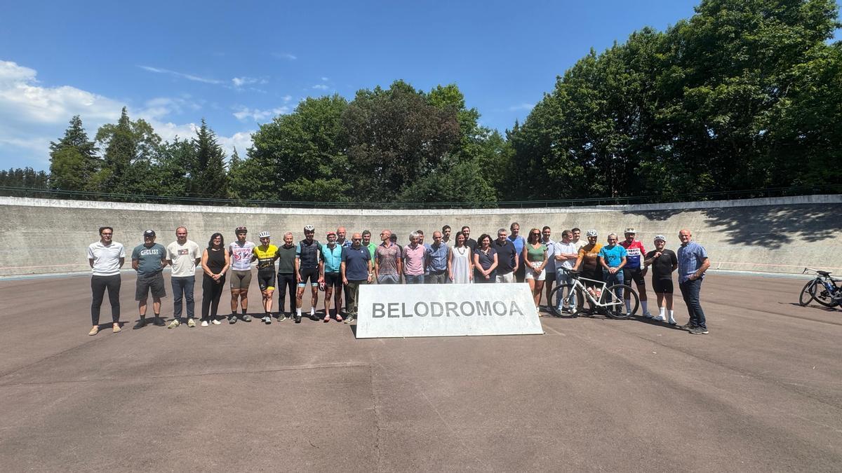 Representantes de EAJ-PNV de Durangaldea, junto a ciclistas y exciclistas, durante el acto celebrado en el velódromo Marino Lejarreta de Berriz.