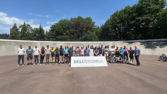 Representantes de EAJ-PNV de Durangaldea, junto a ciclistas y exciclistas, durante el acto celebrado en el velódromo Marino Lejarreta de Berriz.