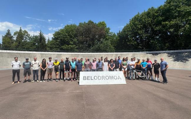Representantes de EAJ-PNV de Durangaldea, junto a ciclistas y exciclistas, durante el acto celebrado en el velódromo Marino Lejarreta de Berriz.