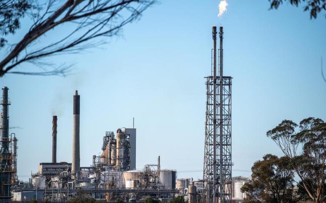 Refinería en una foto de archivo