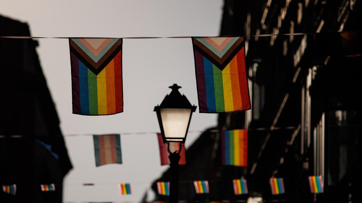 Banderas tendidas en la calle durante el primer día de las fiestas del Orgullo de Madrid.