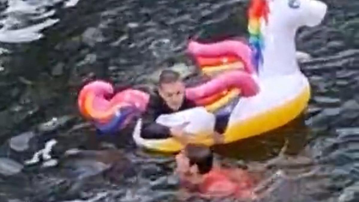 Escena del vídeo en la que aparecen dos de los tres jóvenes y el hinchable, en el inicio de su frustrada travesía a Elgoibar por el río.