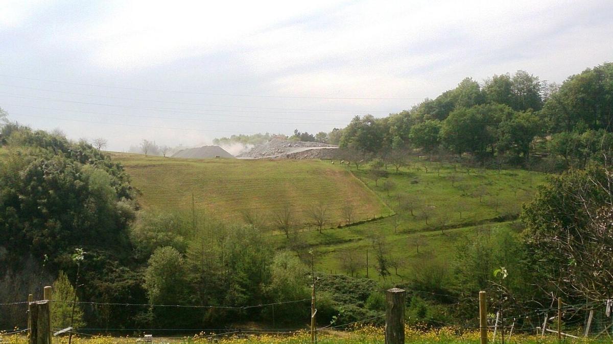 Zona alta de Belartza, con el vertido de piedras al fondo.