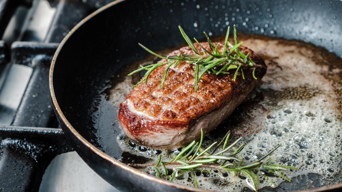 Cocinar carne en la sartén