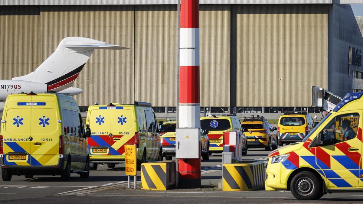 Ambulancias se dirigen al aeropuerto de Schiphol para atender a los afectados por hantavirus.