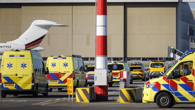 Ambulancias se dirigen al aeropuerto de Schiphol para atender a los afectados por hantavirus.