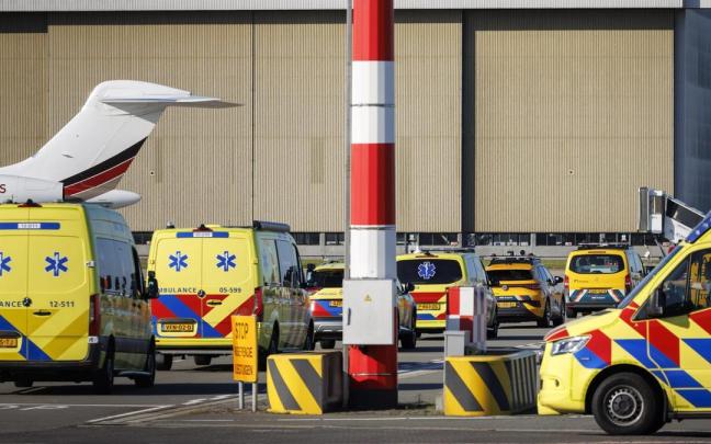 Ambulancias se dirigen al aeropuerto de Schiphol para atender a los afectados por hantavirus.