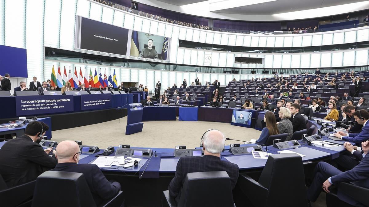 Volodimir Zelenski, presidente de Ucrania, habla ante el Parlamento Europeo.