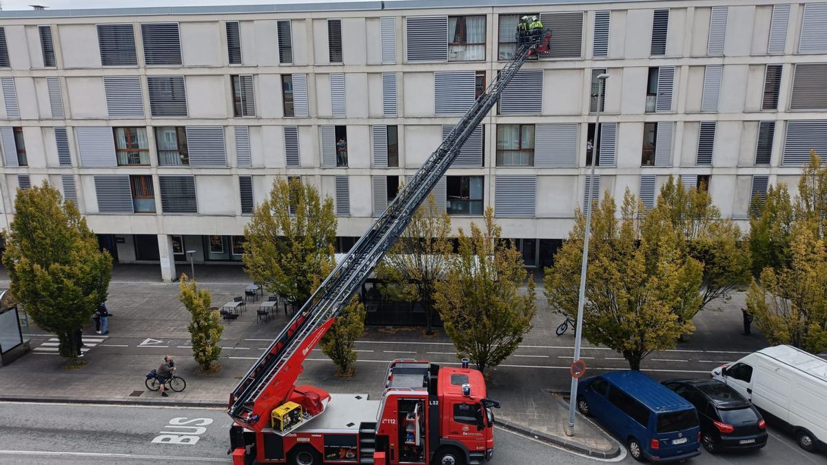 Los bomberos acceden a la vivienda de la mujer fallecida. Foto: Unai Yoldi