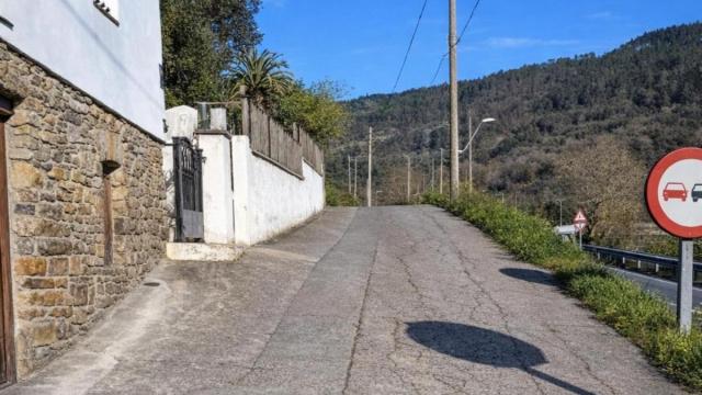 Vista del inicio del camino del barro de Artzabal que se dirige hacia el cementerio