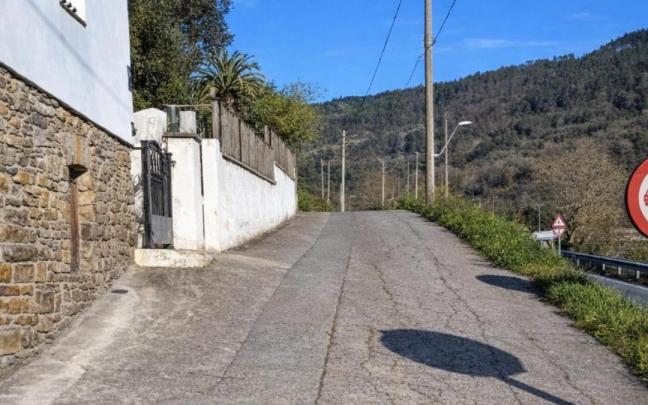 Vista del inicio del camino del barro de Artzabal que se dirige hacia el cementerio