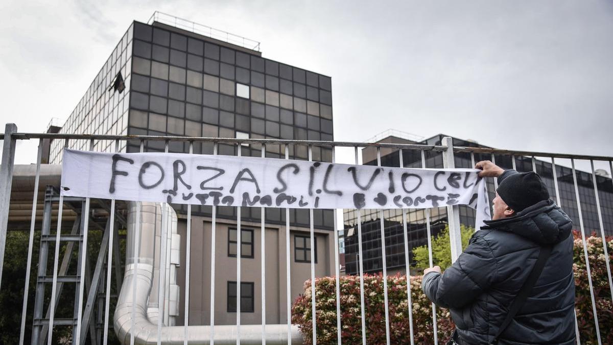 Cartel en apoyo a Berlusconi fuera del hospital.