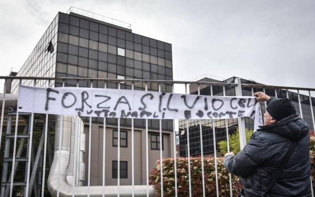 Cartel en apoyo a Berlusconi fuera del hospital. Cartel en apoyo a Berlusconi fuera del hospital.