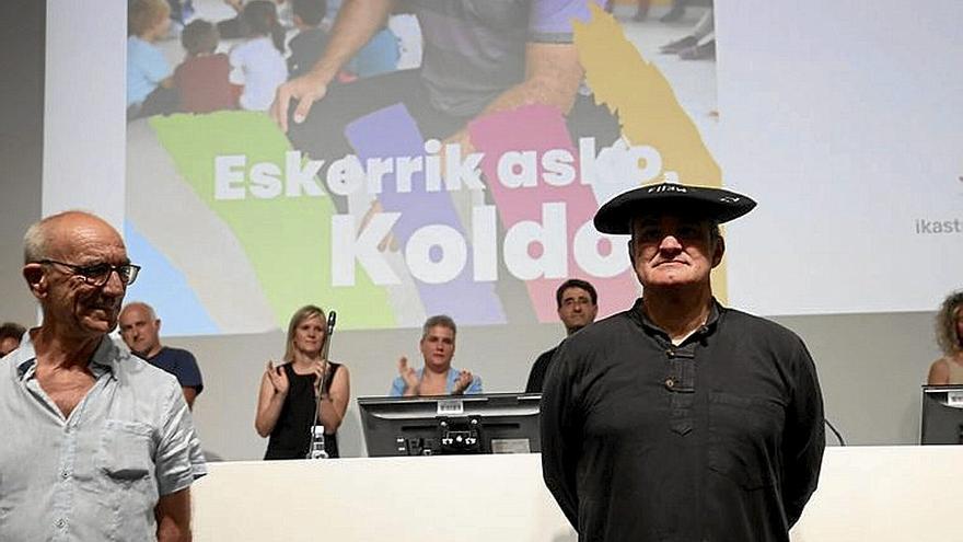 Koldo Tellitu, emocionado tras recibir la txapela. | FOTO: IKER AZURMENDI