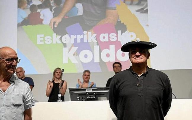 Koldo Tellitu, emocionado tras recibir la txapela. | FOTO: IKER AZURMENDI