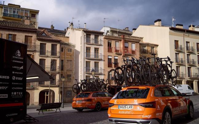 Vehículo de asistencia del Euskaltel-Euskadi con todas las bicicletas.