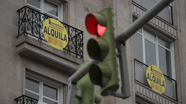 Viviendas con carteles de alquiler.