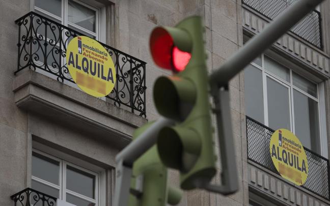 Viviendas con carteles de alquiler.