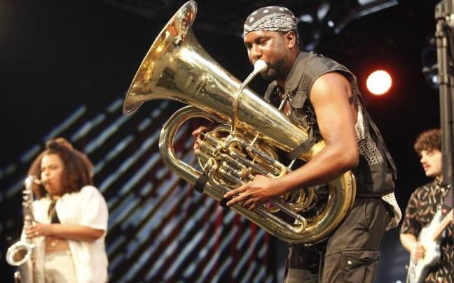 Theon Cross, Chelsea Carmichael y Nikos Zarkias en el Festival de Jazz de Vitoria 2022. Foto: Pilar Barco Theon Cross, Chelsea Carmichael y Nikos Zarkias en el Festival de Jazz de Vitoria 2022. Foto: Pilar Barco