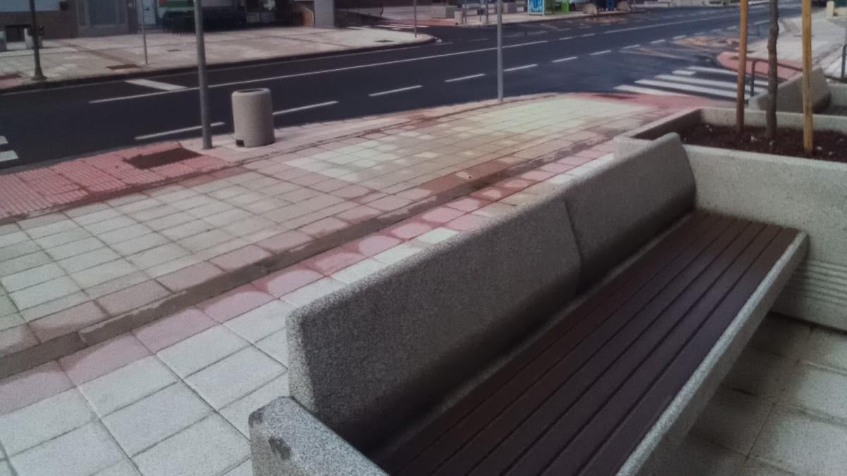 Se han creado miniespacios de descanso y encuentro que combinan bancos y vegetación