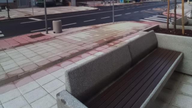 Se han creado miniespacios de descanso y encuentro que combinan bancos y vegetación