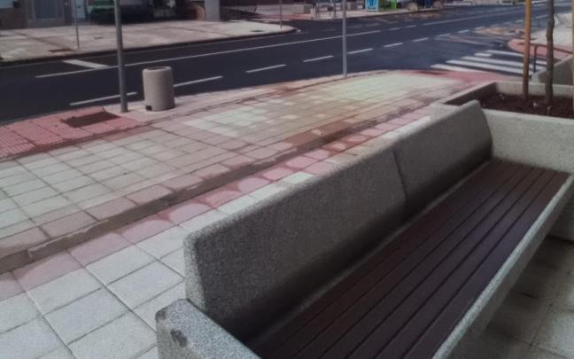 Se han creado miniespacios de descanso y encuentro que combinan bancos y vegetación