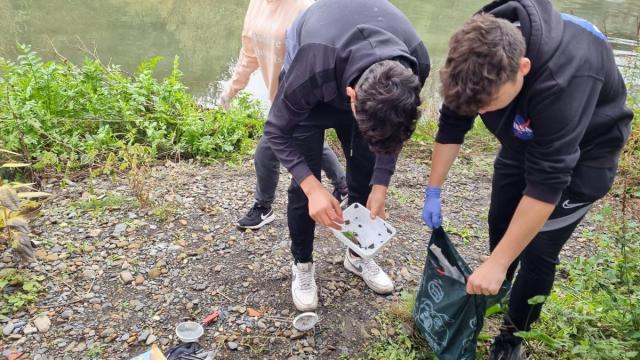 Alumnos de La Milagrosa analizando el agua del río Nervión en Laudio