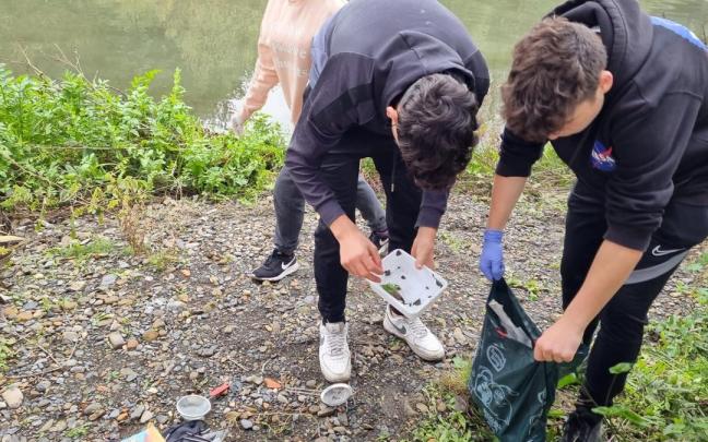 Alumnos de La Milagrosa analizando el agua del río Nervión en Laudio