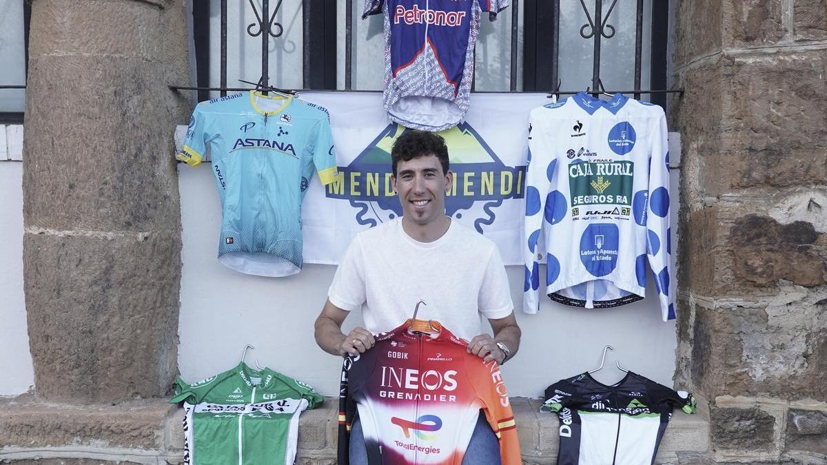 Omar Fraile posa con los maillots de los equipos que ha vestido.