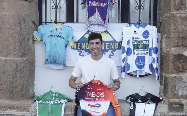 Omar Fraile posa con los maillots de los equipos que ha vestido.