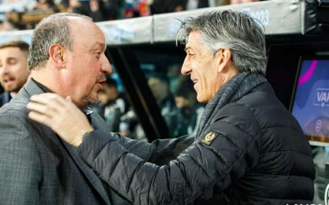 Rafa Benítez, entrenador del Celta, e Imanol Alguacil, técnico de la Real, se saludan antes del partido. / LALIGA