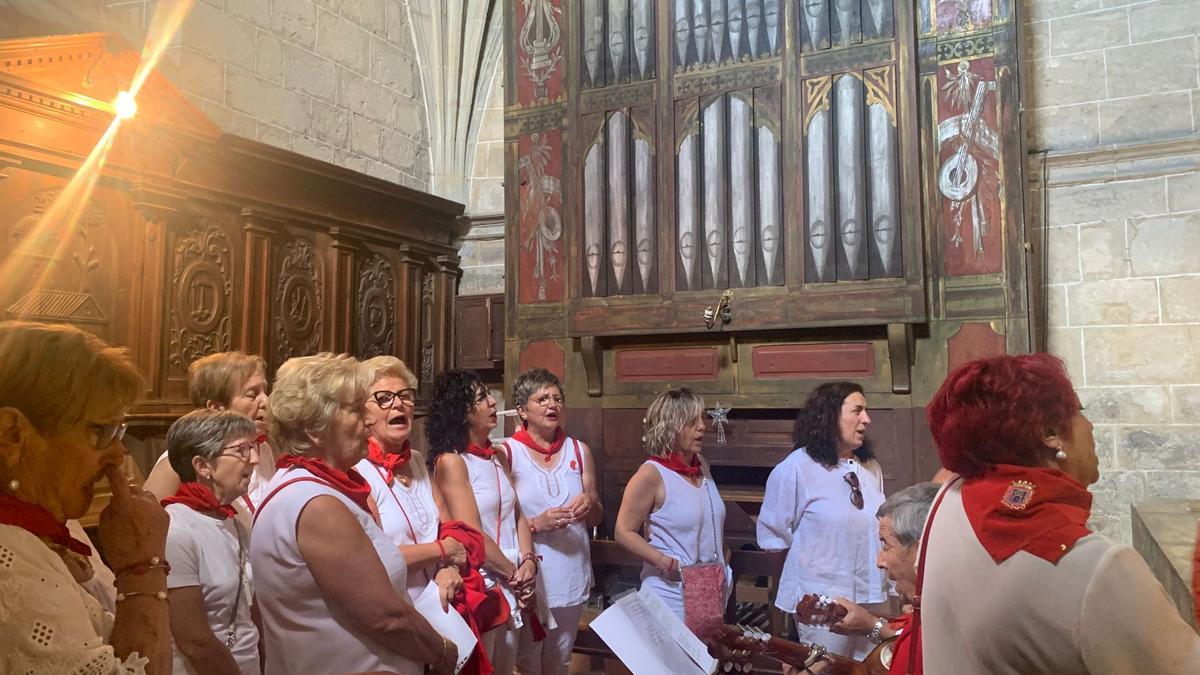 El coro de Eslava canta la aurora a San Miguel, el patrón de la localidad.