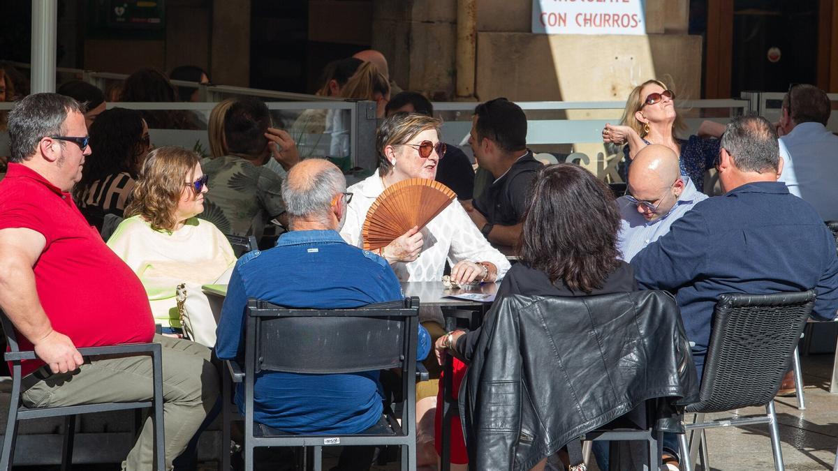 Una terraza llena de gente en una jornada de calor.