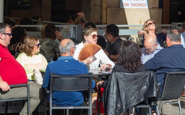 Una terraza llena de gente en una jornada de calor. / Patxi Cascante Una terraza llena de gente en una jornada de calor.