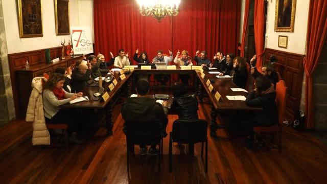 Reunión de la corporacion municipal en el salón de plenos del Ayuntamiento de Azkoitia.