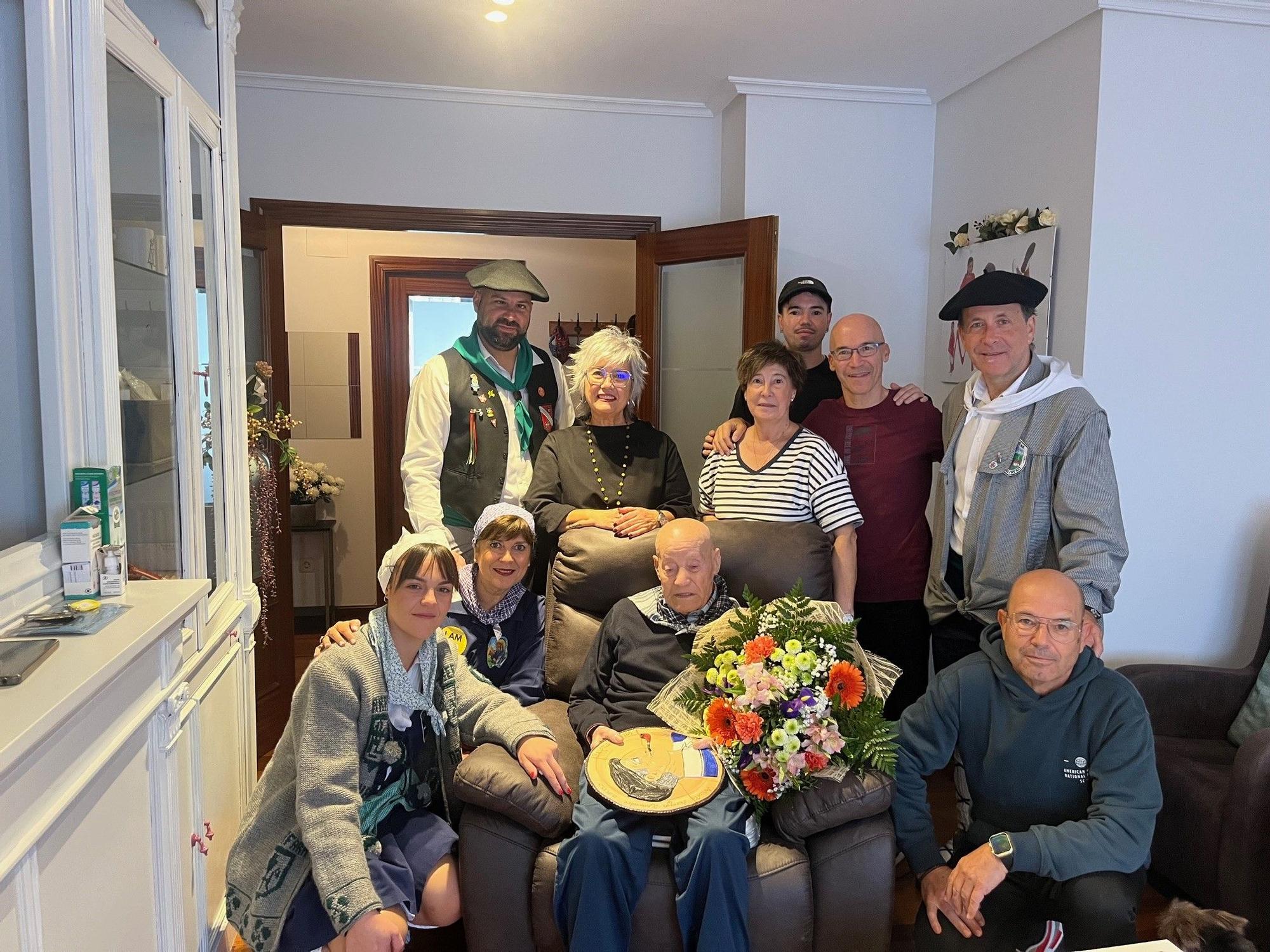 Aniceto Aniceto Arroyo, de 101 años, ha recibido la visita acompañado de sus familiares