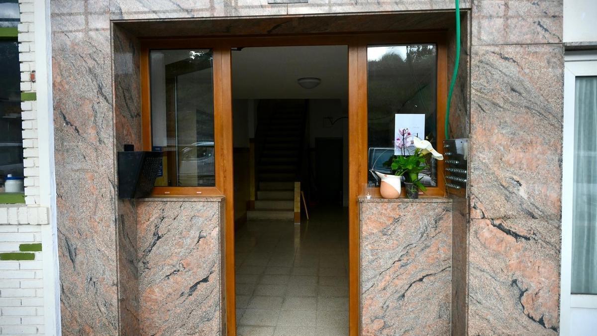 Portal donde vivían la víctima y su presunto asesino en Pedreña.