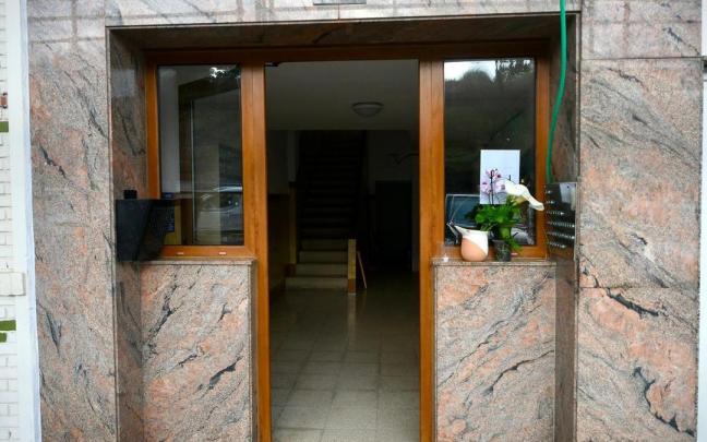 Portal donde vivían la víctima y su presunto asesino en Pedreña.