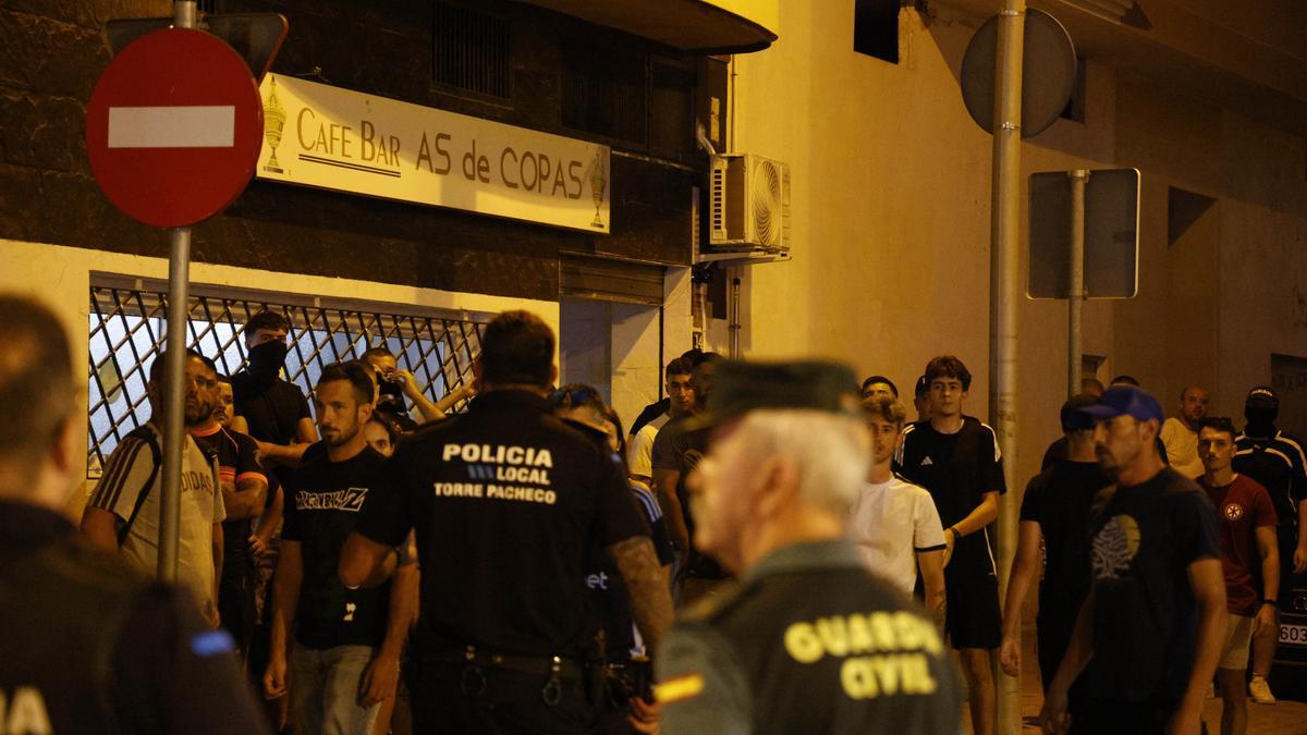 Varios agentes de la Guardia Civil tratan de contener los disturbios en Torre Pacheco.