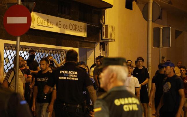 Varios agentes de la Guardia Civil tratan de contener los disturbios en Torre Pacheco.