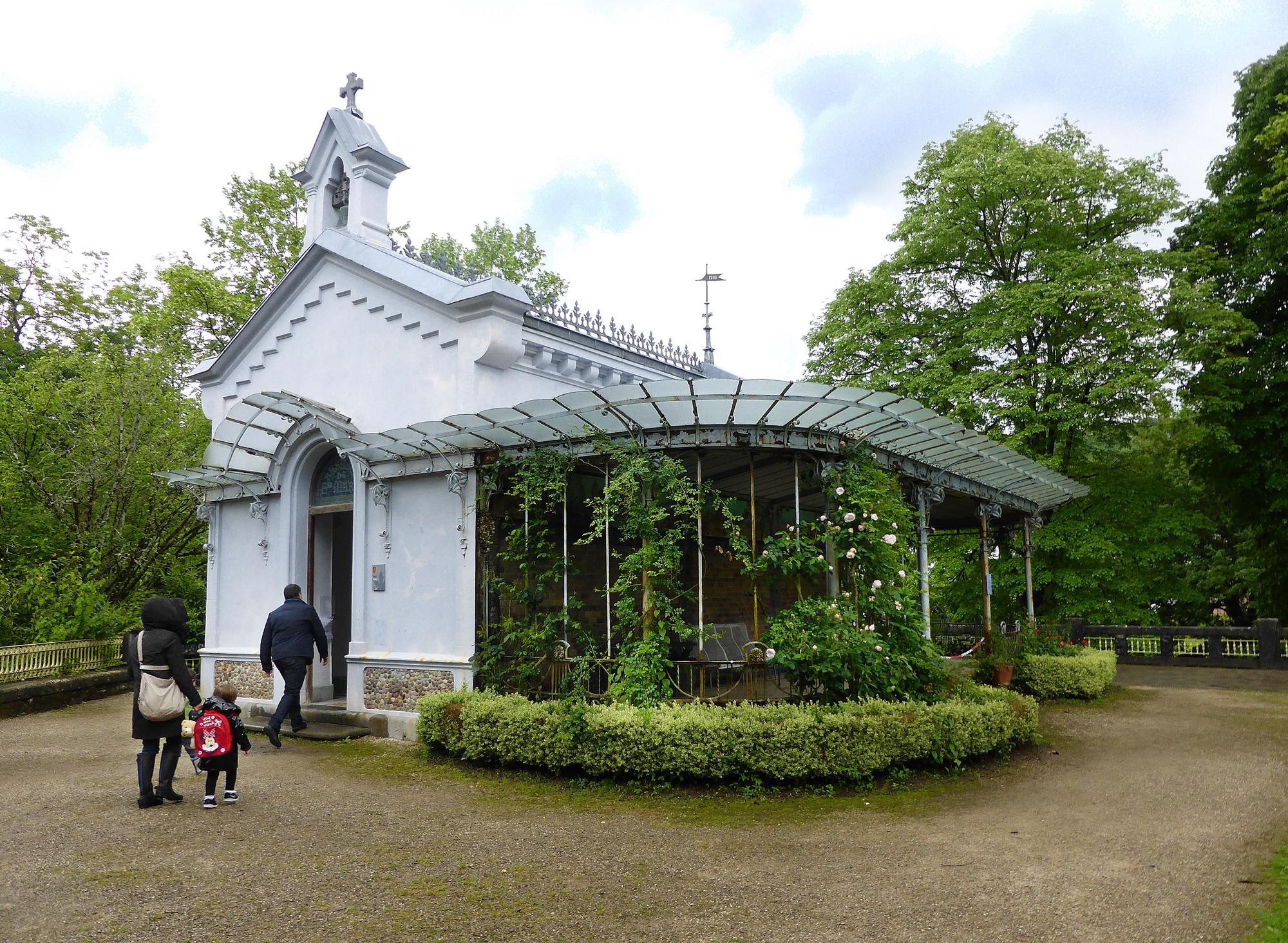 La pequeña capilla situada junto al Palacio.
