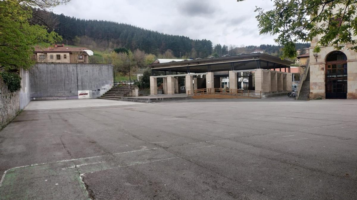 La explanada hasta el frontón, que niños y niñas utilizan como espacio de juego, renovará su pavimento.