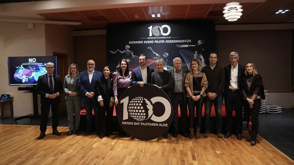 El acto de la puesta de largo del centenario de la Federación de Bizkaia de Pelota Vasca.