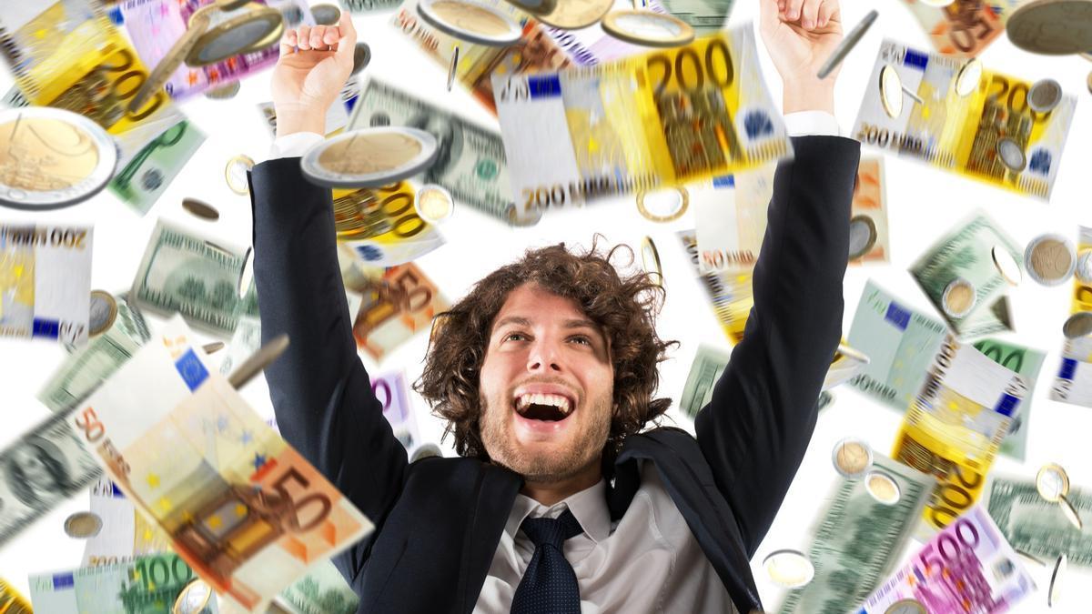 Una hombre muestra su alegría en medio de una lluvia de monedas y billetes.